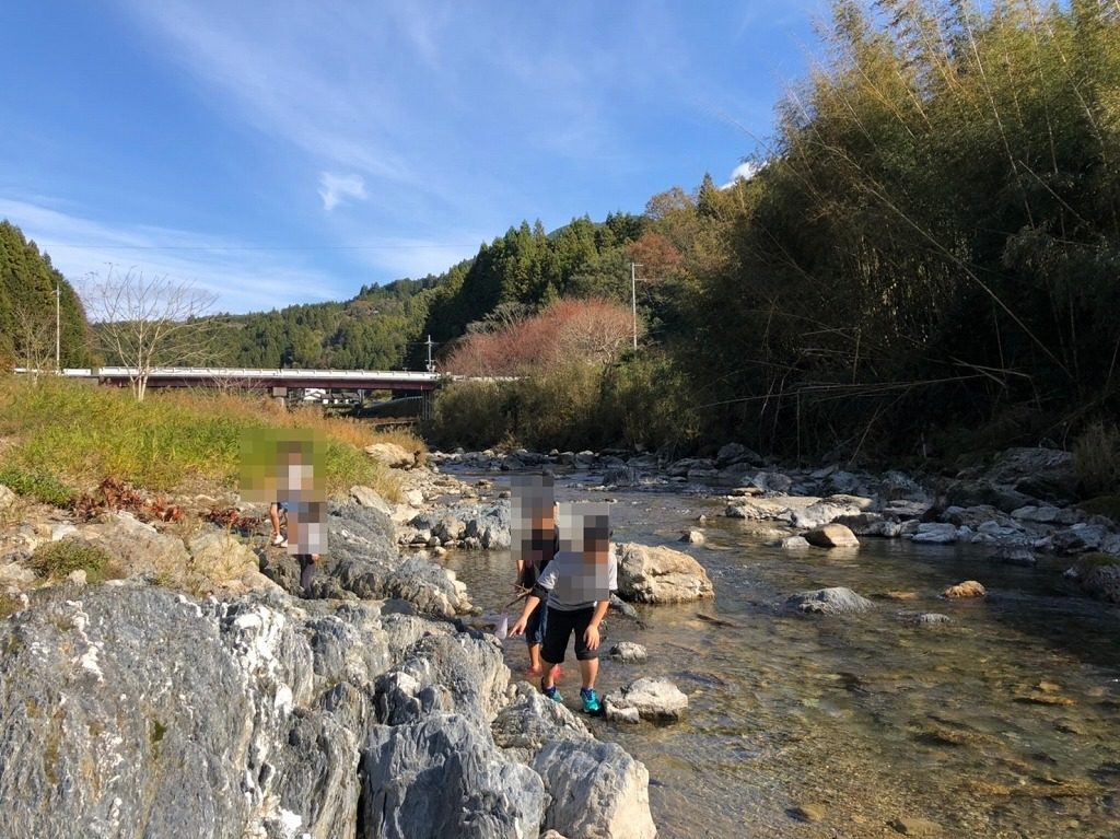 子供は川で水遊び
