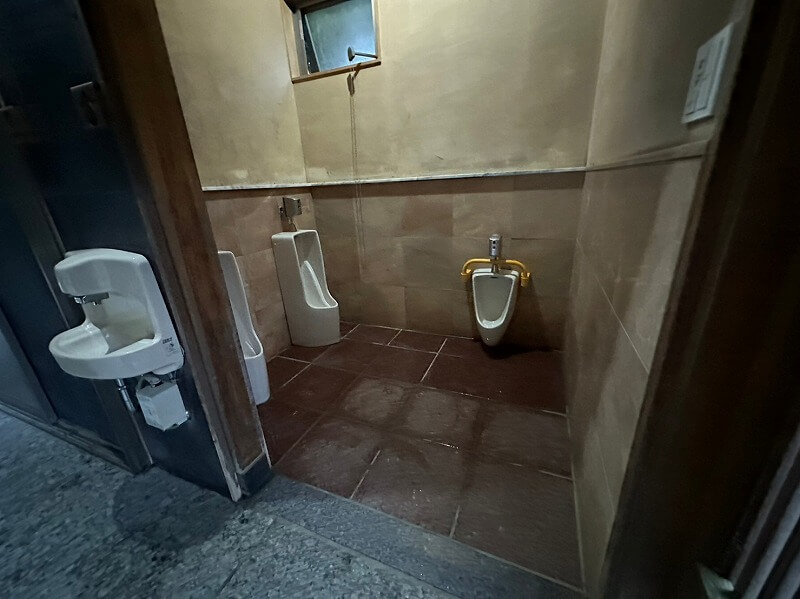 男子トイレは小便器のみ