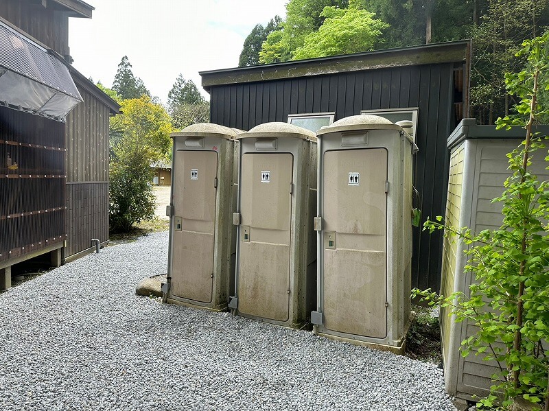 簡易トイレは３つあって男女共用