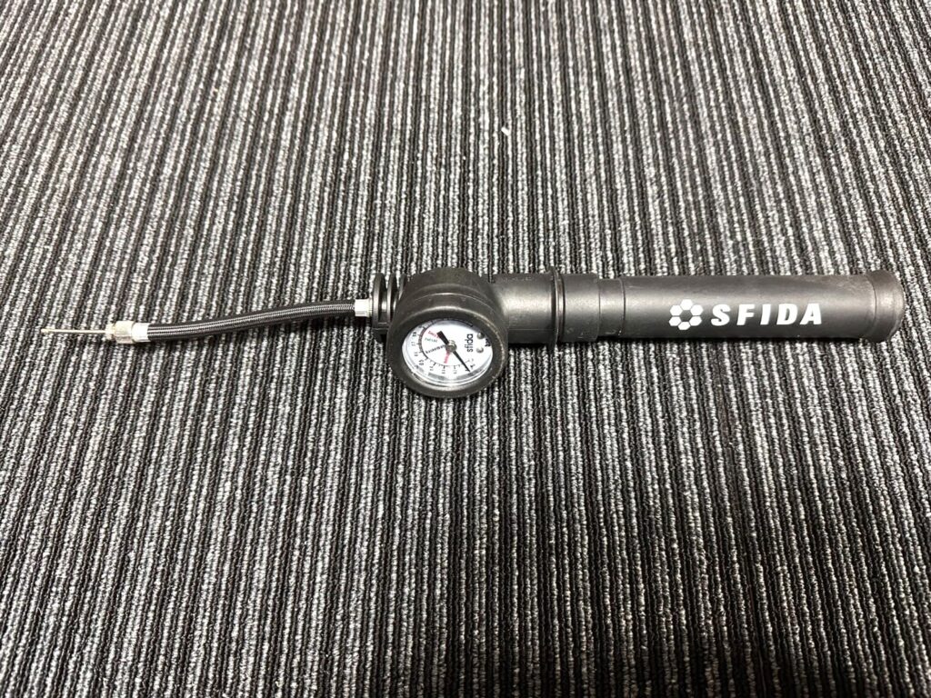 圧力計付きの空気入れ